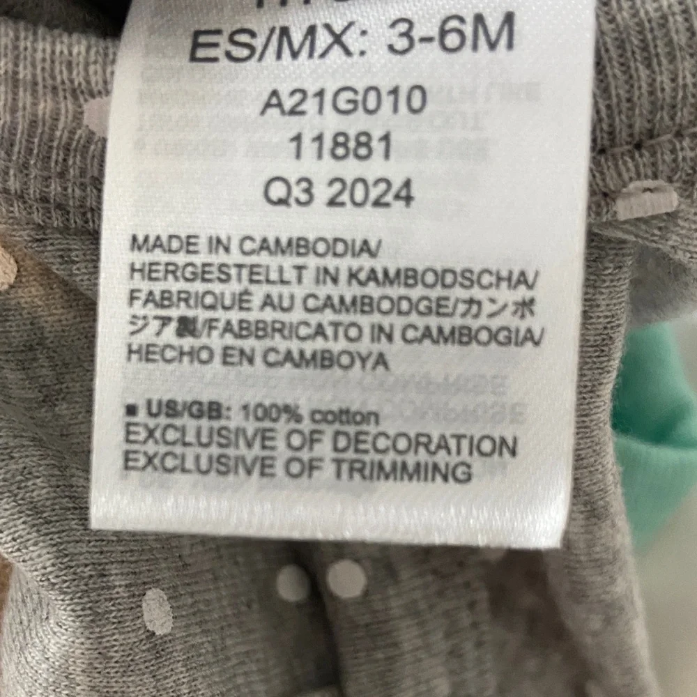 Never worn! Carter's Baby Onesie Set - Picture 8 of 11